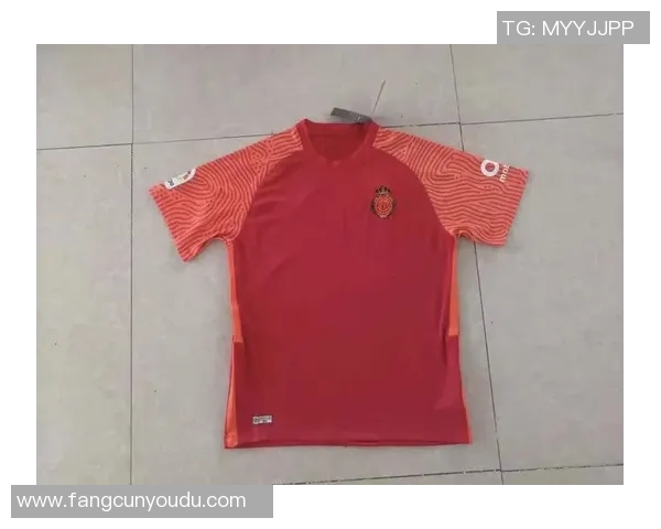 5号纯红色球衣的足球巨星是谁 他的传奇故事与赛场表现解析