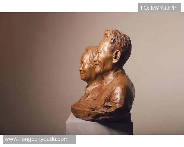 足球巨星雕塑艺术:凝聚运动精神与历史瞬间的完美呈现 足球巨星雕塑艺术:凝聚运动精神与历史瞬间的完美呈现